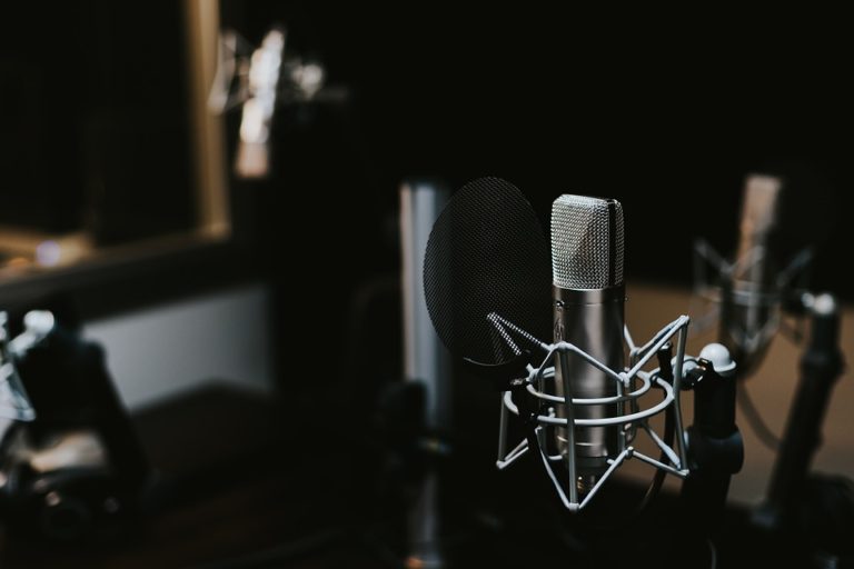 Microphone studio podcast listen