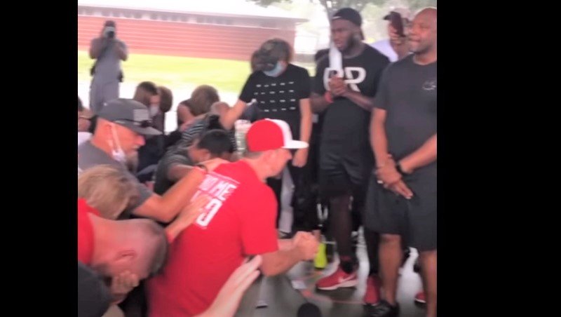 white-people-kneel-to-black-lives-matter