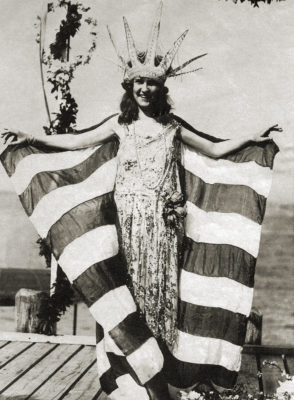 lady liberty black and white photo 400px