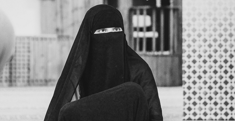 Islam burqa hijab Photo by Elin Tabitha on Unsplash