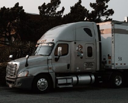 Semi-trailer truck jhosel-rodriguez-k3ggxfsa9lI-unsplash