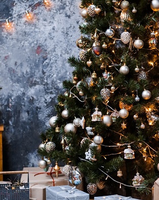 Christmas Tree taisiia-shestopal-h3HvJ2a0gT8-unsplash