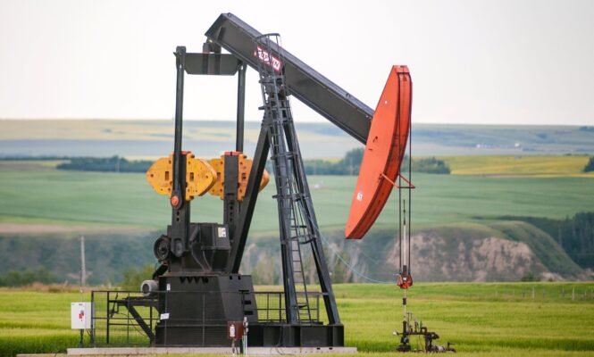 oil rig crude oil original Photo by David Thielen on Unsplash