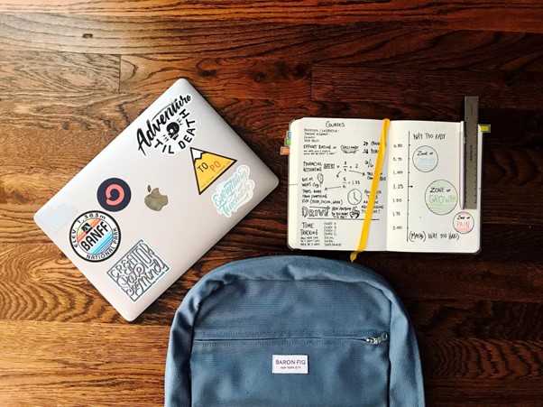 Desk backpack laptop Photo unsplash 02z1I7gv4ao