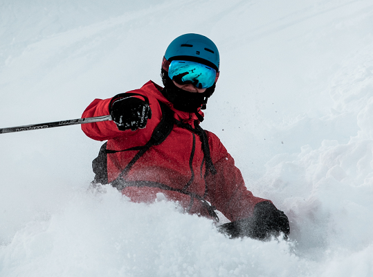 Skier skiing original Photo by Loïc Ansermoz on Unsplash