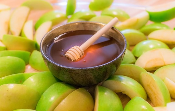 Rosh Hashana apples and honey