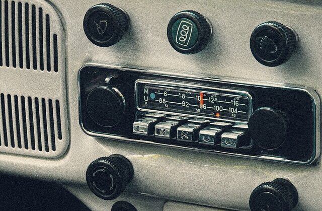 old AM car radio Image by Bruno /Germany from Pixabay