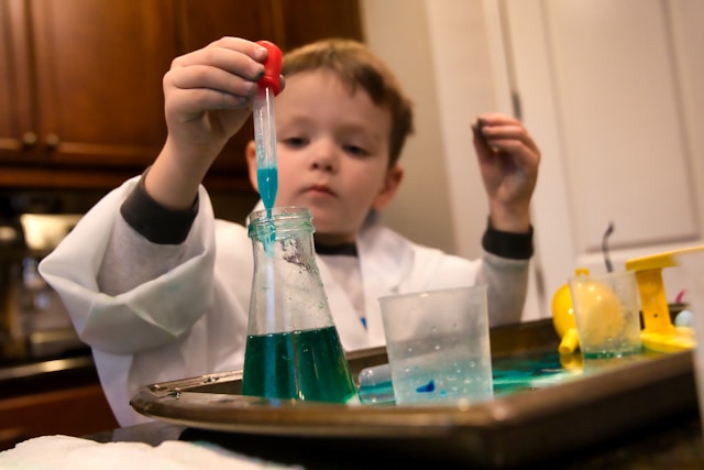 Child science art classroom clint-patterson-unsplash