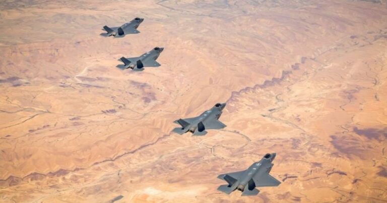 F35 fighter jets in formation
