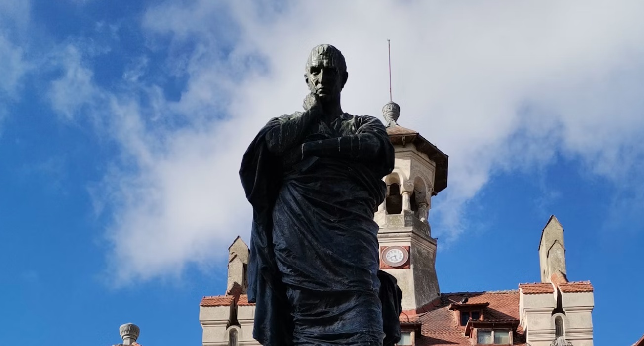 Ovid statue - original image by Adriana Airinei on UNsplash