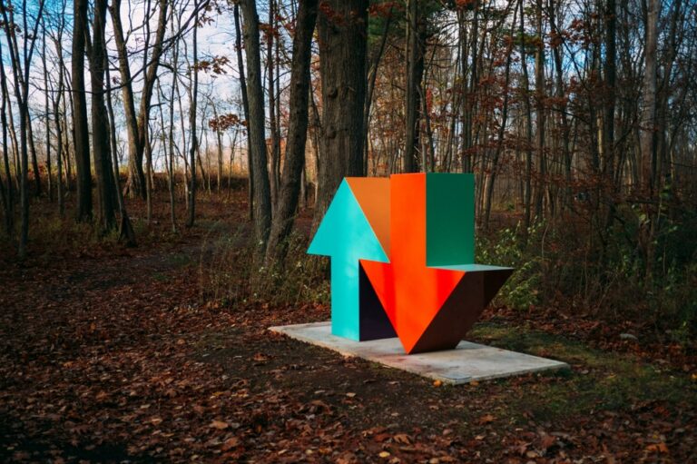 Arrow sculpture one up one down