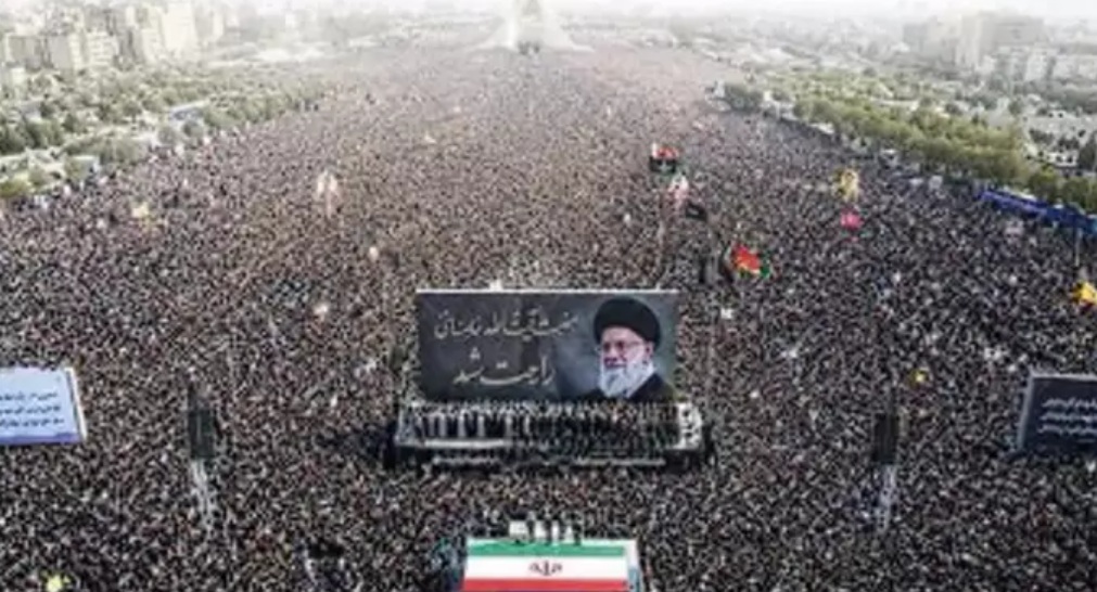 Regime approvaed AI manipulated image of Khameni funeral 2